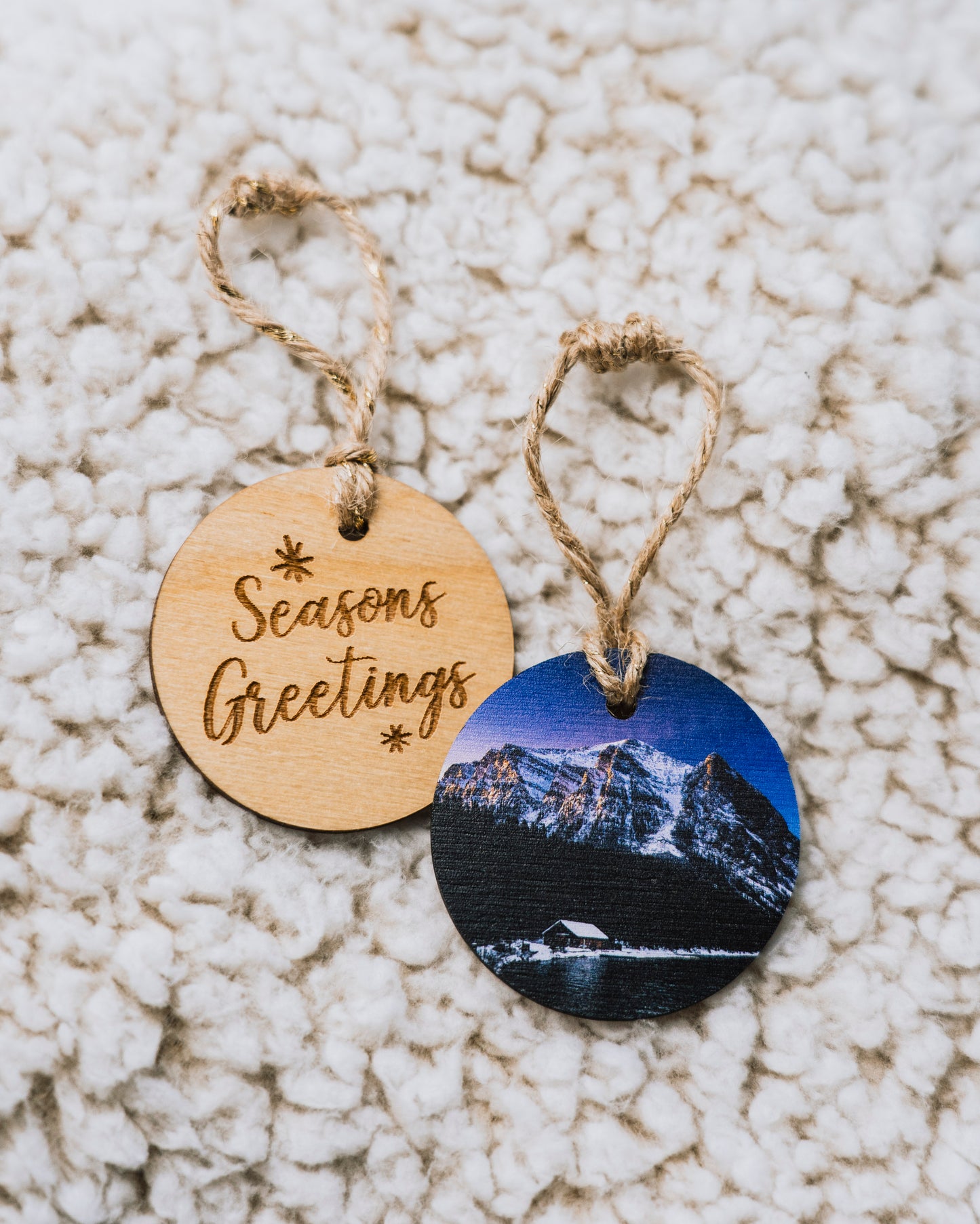 Adorno navideño circular de madera<br> Felices Fiestas<br> Lago Louise en invierno