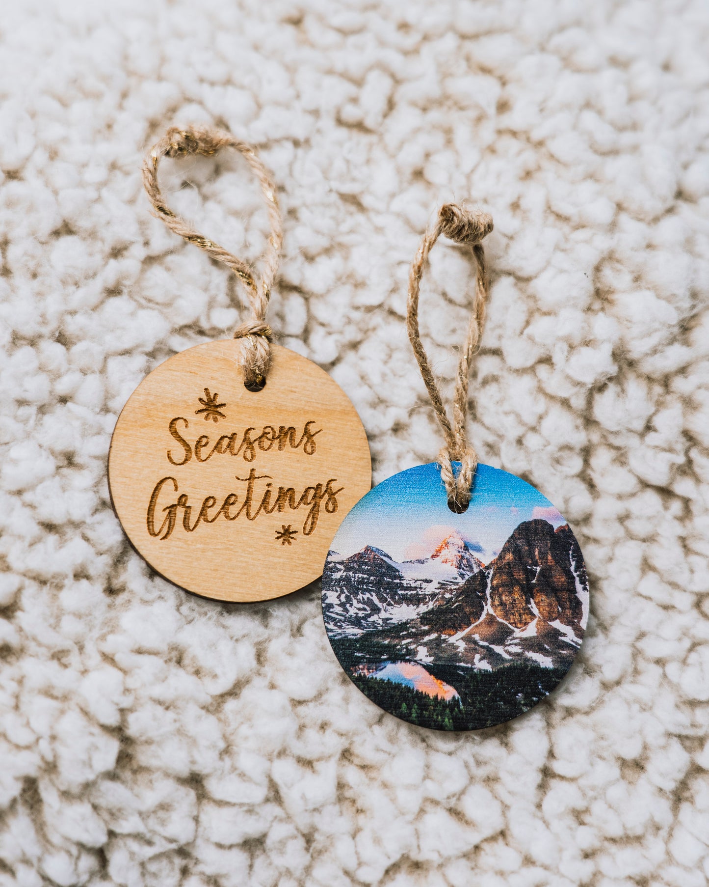 Adorno navideño circular de madera<br> Felices Fiestas<br> Monte Assiniboine Montañas Rocosas Canadienses