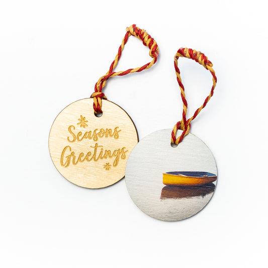 Adorno navideño circular de madera<br> Felices Fiestas<br> Barco naranja solitario