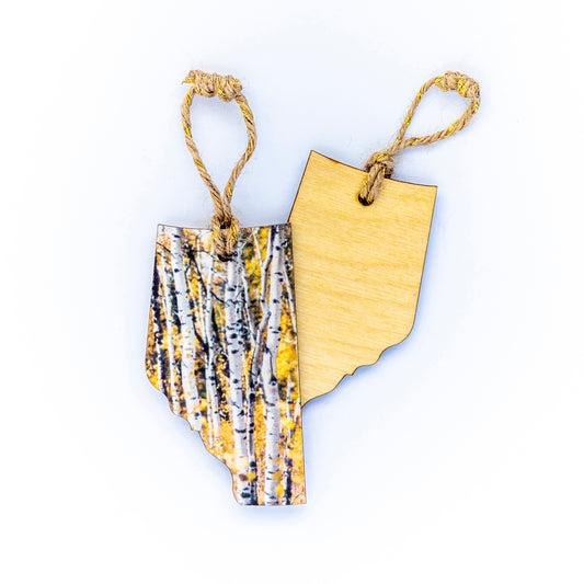 Adorno navideño de madera de Alberta con espalda en blanco y álamos en otoño