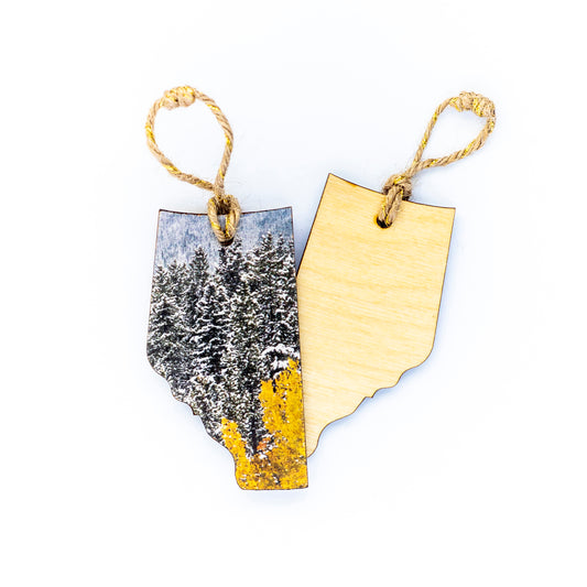 Adorno navideño de madera de Alberta con parte trasera en blanco y álamos temblones nevados