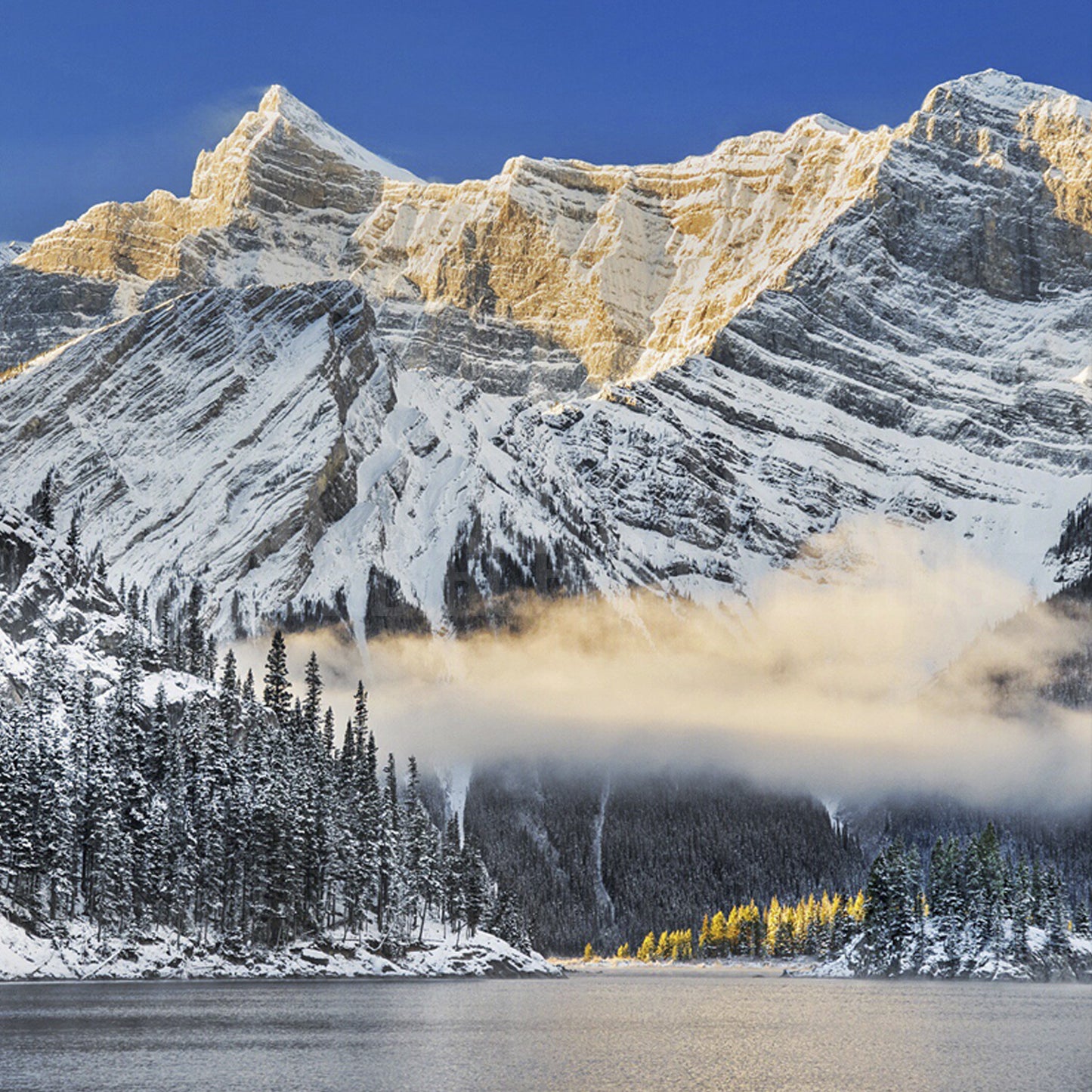 Amanecer de invierno sobre los lagos Kananaskis<br> Impresión cromogénica de bellas artes de archivo