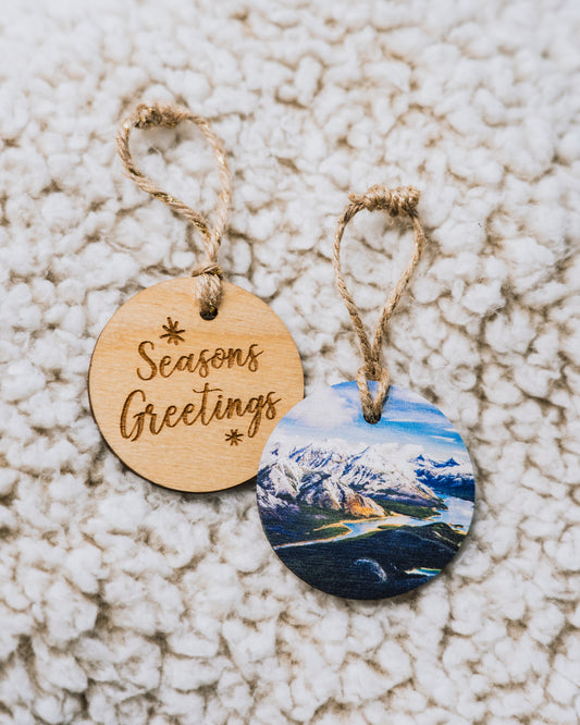 Adorno navideño circular de madera<br> Felices Fiestas<br> Montañas Rocosas del país de Kananaskis