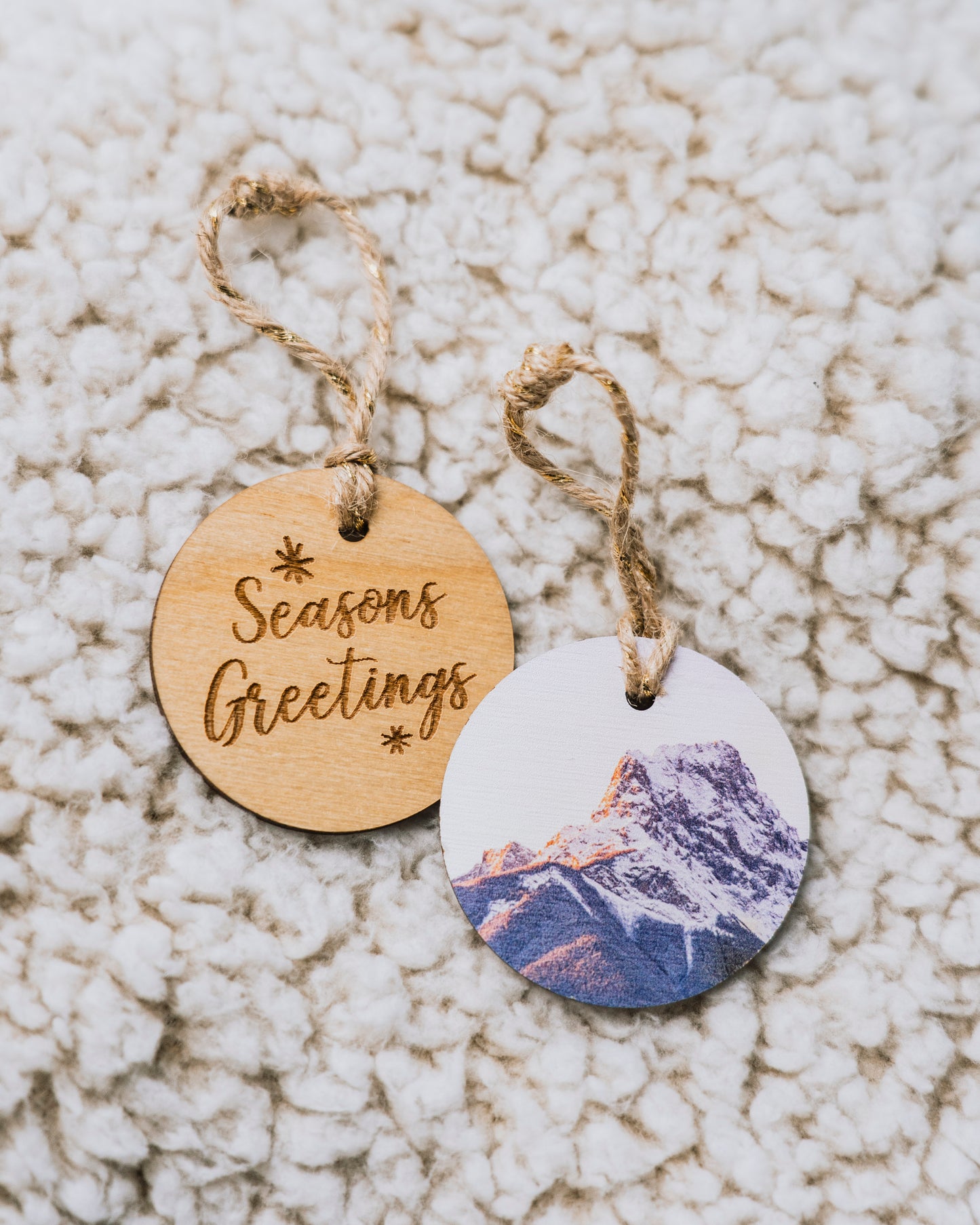 Adorno navideño circular de madera<br> Felices Fiestas<br> Amanecer sobre las Montañas Rocosas de Canmore