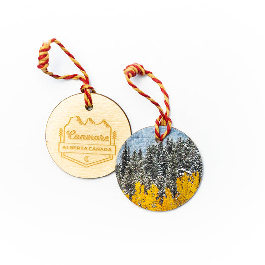Adorno navideño circular de madera<br> CanmoreAlberta<br> Álamos temblones en las nevadas de otoño