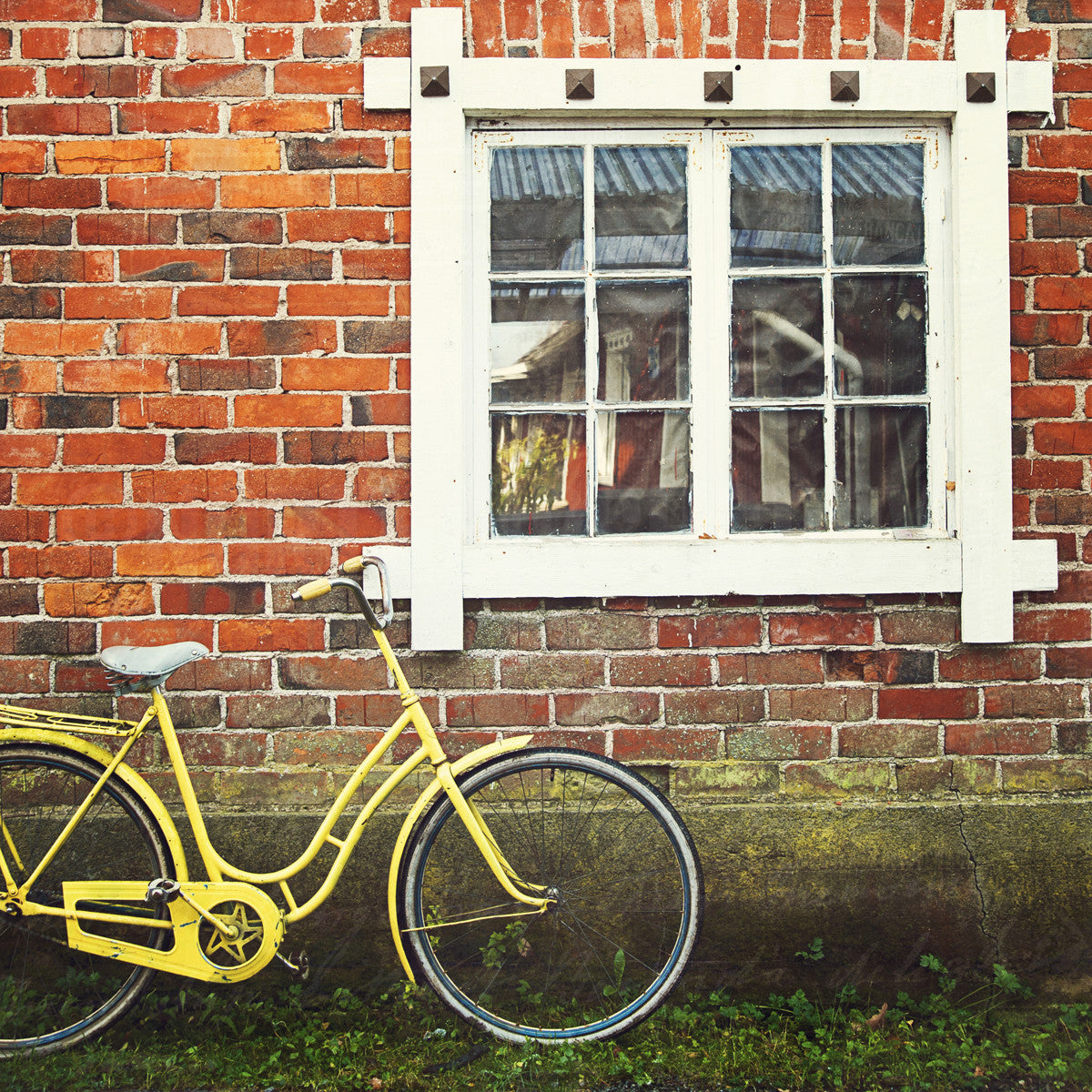 Bicicleta en la granja en Kokemäki Finlandia<br> Impresión cromogénica de bellas artes de archivo