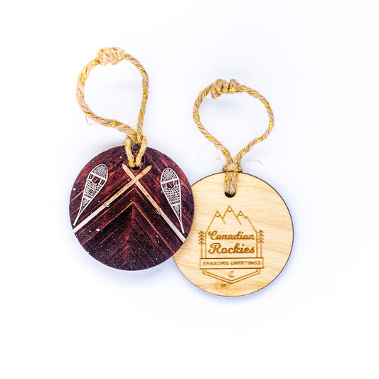 Adorno navideño circular de madera con raquetas de nieve de las Montañas Rocosas Canadienses