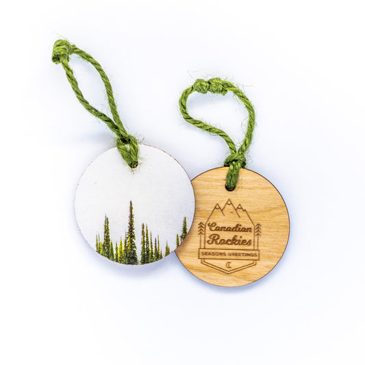 Adorno navideño circular de madera Montañas Rocosas canadienses Abetos alpinos brumosos